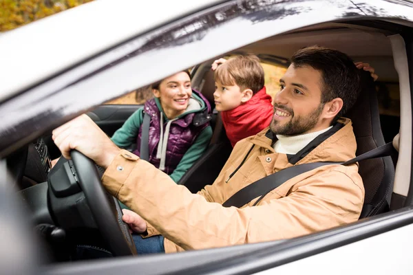 Familia feliz viajando en coche — Foto de Stock