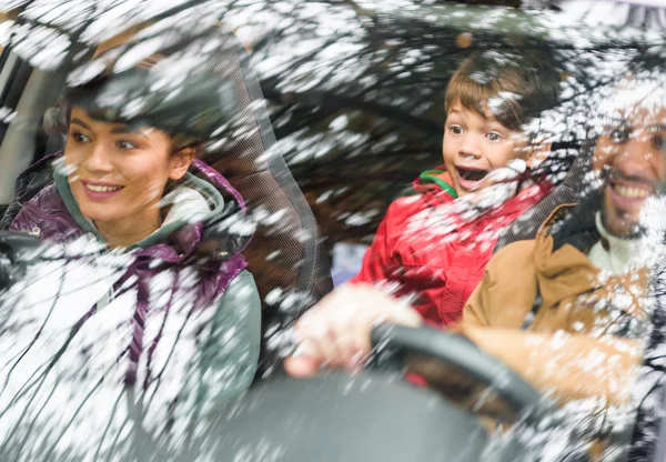 Bonne famille voyageant en voiture — Photo