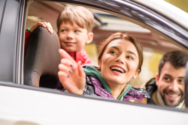 Familia feliz viajando en coche — Foto de Stock