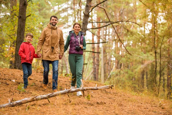 Passeggiate in famiglia nella foresta autunnale — Foto Stock