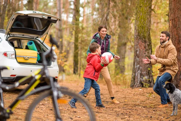 Família feliz jogando com bola — Fotografia de Stock