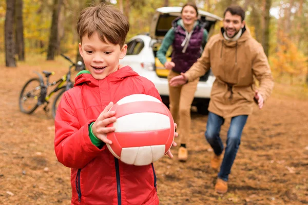 Famille heureuse jouant avec la balle — Photo