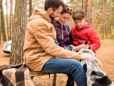 Mutlu aile okşayarak köpek