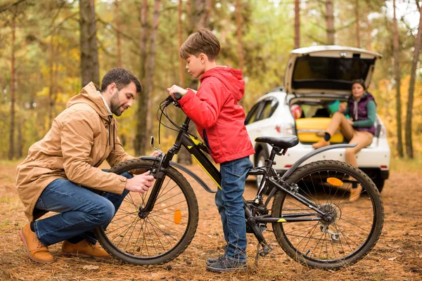 Батько навчає сина їздити на велосипеді — стокове фото