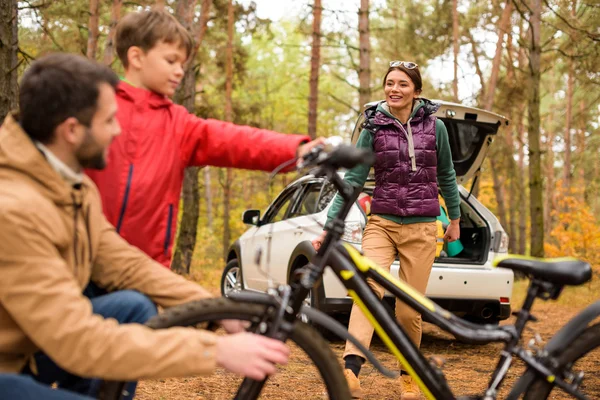 Happy family with bicycle — Stock Photo, Image