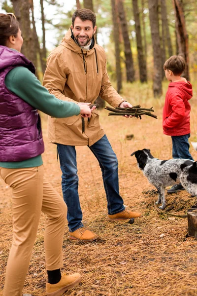 Happy family collecting firewood — Stock Photo, Image