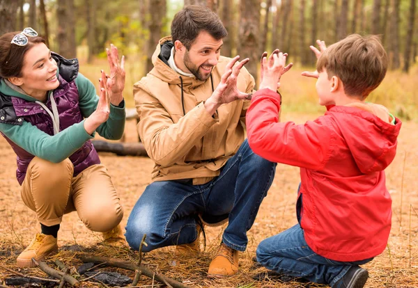 Happy Family dans la forêt d'automne — Photo