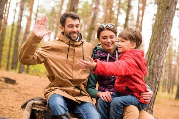 Familia feliz en bosque de otoño —  Fotos de Stock