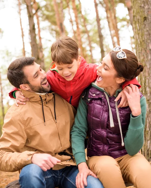 Família feliz na floresta de outono — Fotografia de Stock