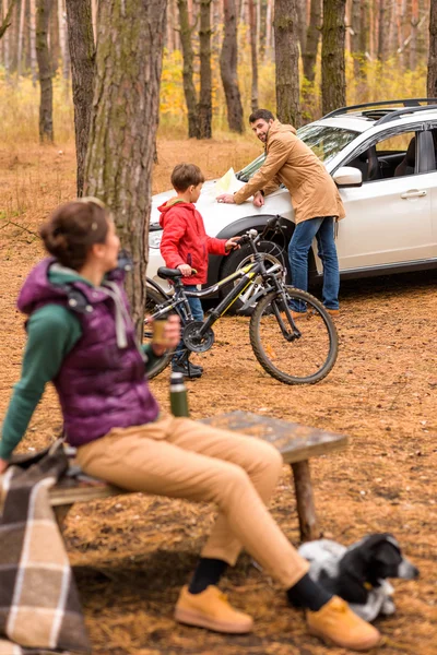Sorrindo pai e filho com bicicleta — Fotografia de Stock