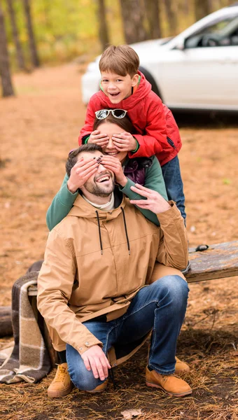 Happy family playing in autumn forest — Φωτογραφία Αρχείου