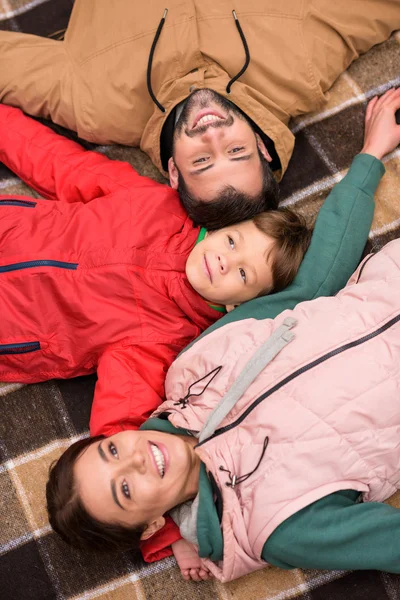 Família feliz em xadrez xadrez — Fotografia de Stock