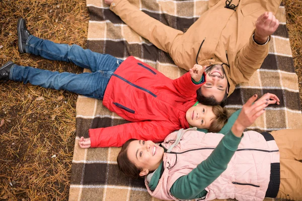 Happy family on checkered plaid — Φωτογραφία Αρχείου