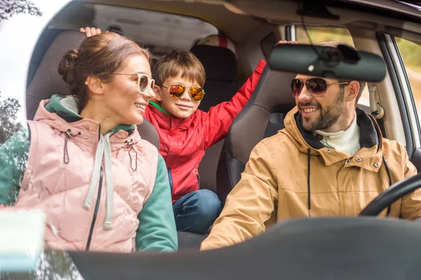 Familia feliz viajando en coche — Foto de Stock