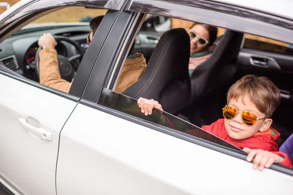 Щаслива сім'я, що подорожує на машині — стокове фото