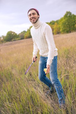 Gülümseyen adam badminton oynamaya