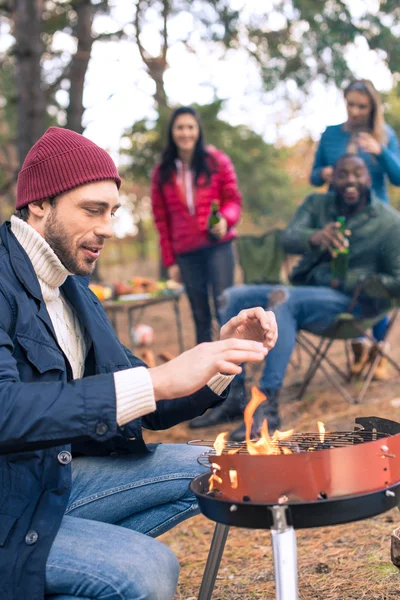Man aanmaakhout vuur op de barbecue — Stockfoto