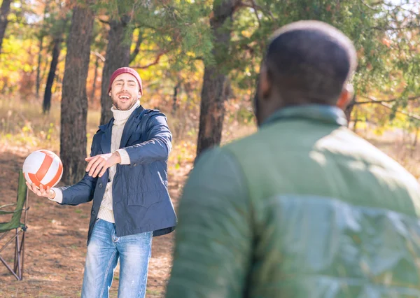 Mannen spelen met de bal in het park — Stockfoto