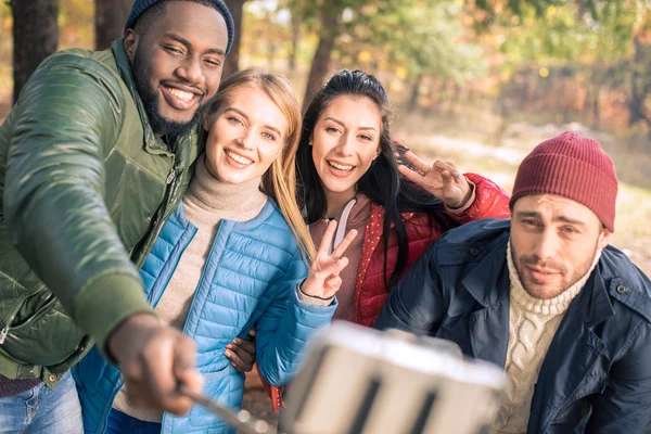 Vrienden nemen selfie in park — Stockfoto