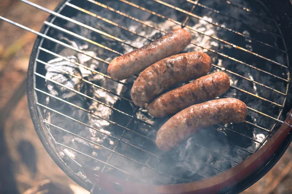 Würstchen auf dem Grill grillen — Stockfoto