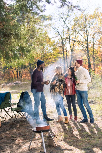 Glückliche Freunde unterhalten sich auf dem Campingplatz — Stockfoto