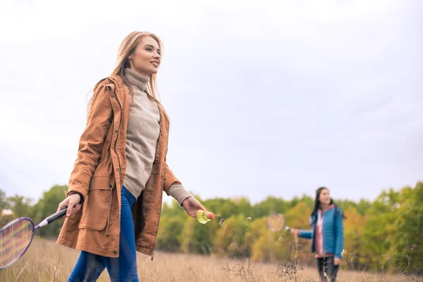 Women playing badminton in autumn park — Stock Photo, Image