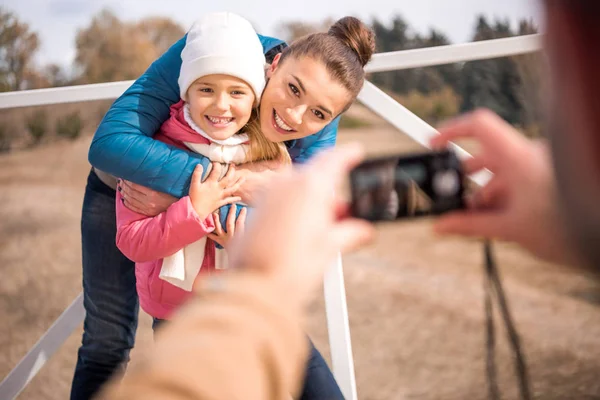 Šťastný matka objímala s malou dcerou — Stock fotografie