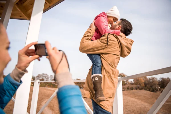 Pai feliz brincando com a pequena filha — Fotografia de Stock