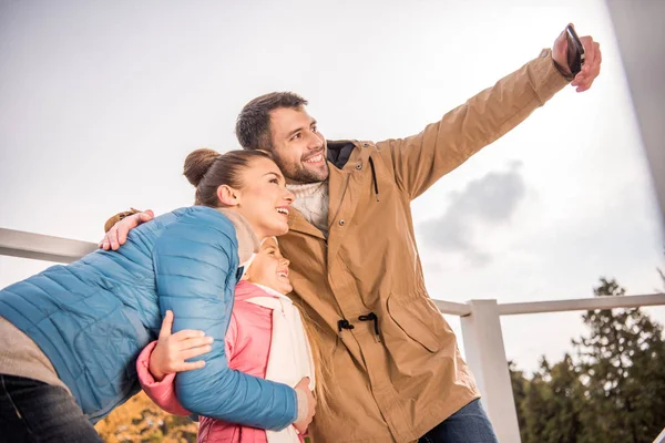 Famiglia felice che si fa selfie — Foto Stock