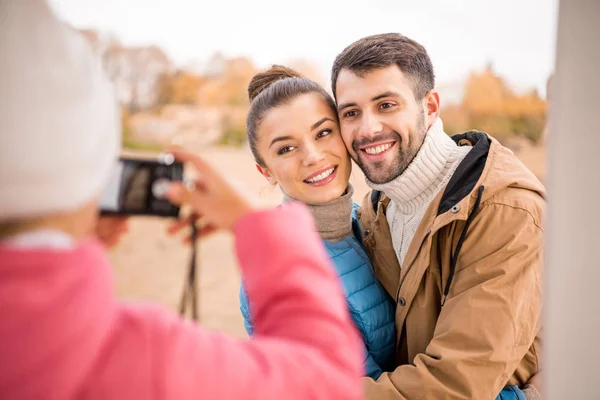 Girl photographing beautiful smiling couple — Stock Photo, Image