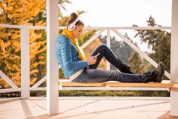 Wanita cantik dengan headphone — Stok Foto