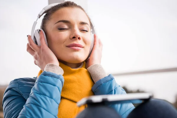 Mulher bonita em fones de ouvido ouvir música — Fotografia de Stock