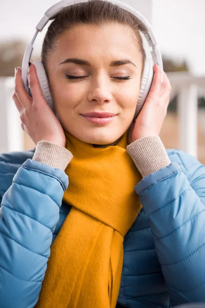 Mulher bonita usando fones de ouvido — Fotografia de Stock