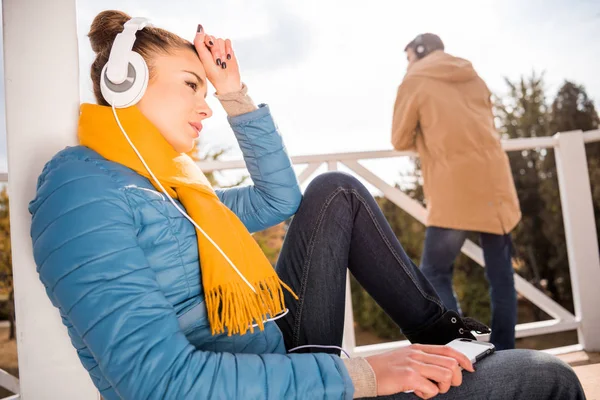 Красива жінка в навушниках слухає музику — стокове фото