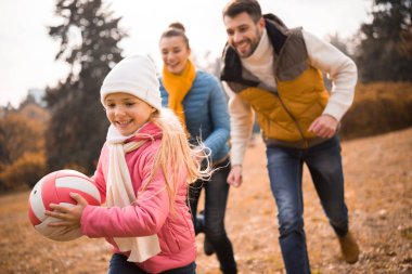 parkta oynarken mutlu bir aile