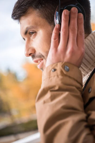 A fülhallgató, csinos, fiatal férfi — Stock Fotó