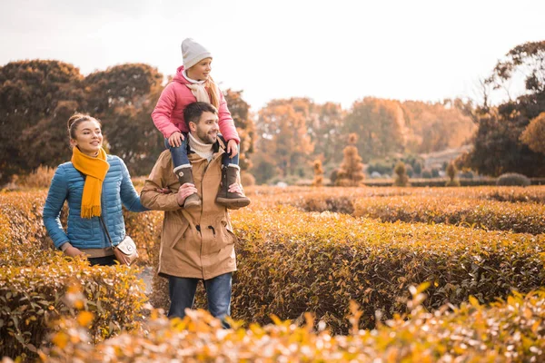 Famille heureuse marche dans le parc — Photo