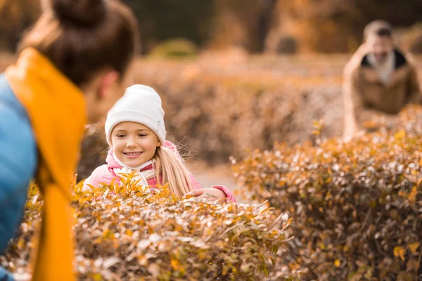 Petite fille jouant avec les parents dans le parc — Photo