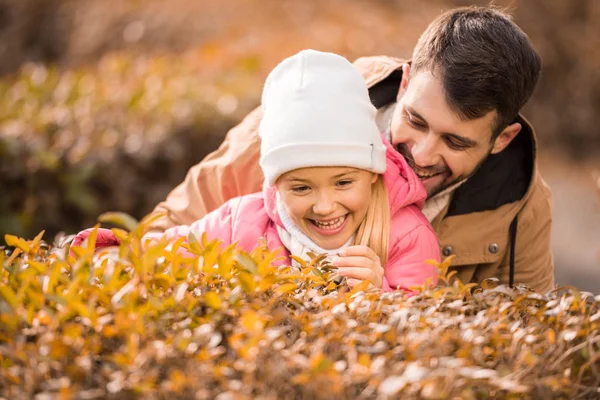 Menina brincando com o pai no parque — Fotografia de Stock