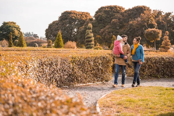 Famille heureuse marche dans le parc — Photo