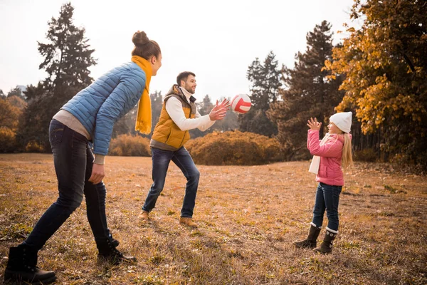 Gelukkige familie spelen in park — Stockfoto