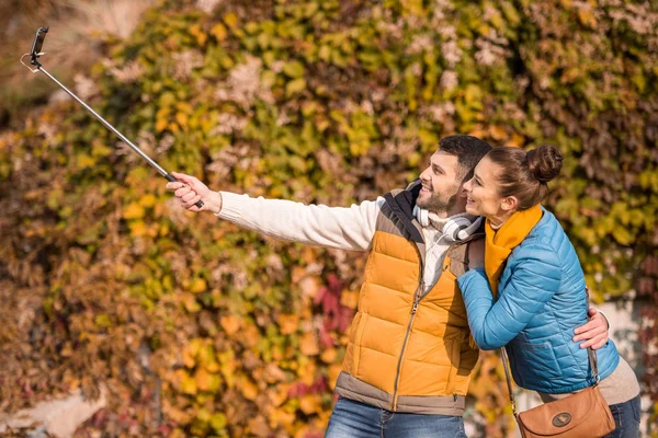 Uśmiechnięta para robi selfie — Zdjęcie stockowe