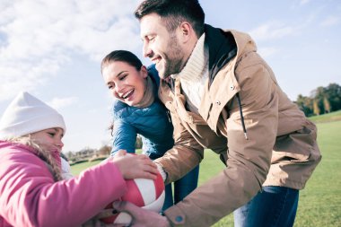 topla oynamayı mutlu bir aile 