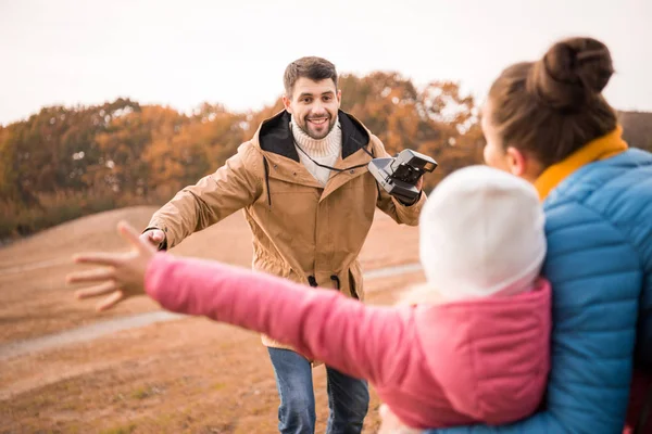 Homme photographiant mère et fille heureuses — Photo