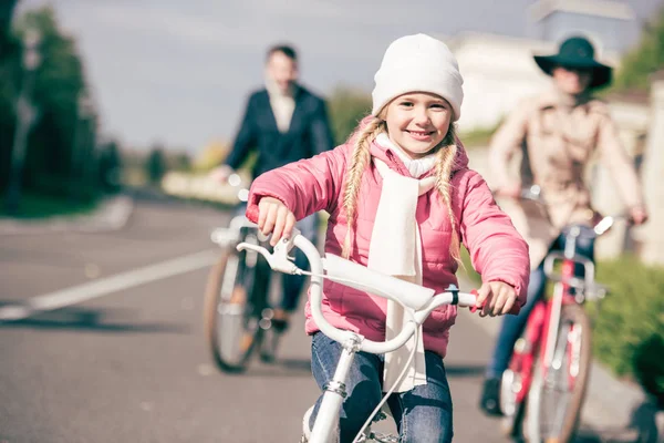 Menina bonito andar de bicicleta — Fotografia de Stock