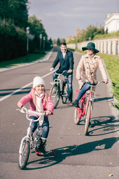 Cheerful family biking in park — Stock Photo, Image