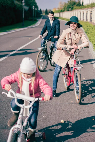 Cheerful family biking in park — Free Stock Photo