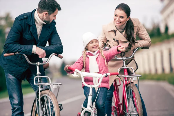 Glückliche Familie mit Fahrrädern — Stockfoto