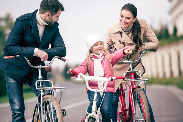 Счастливая семья с велосипедами
