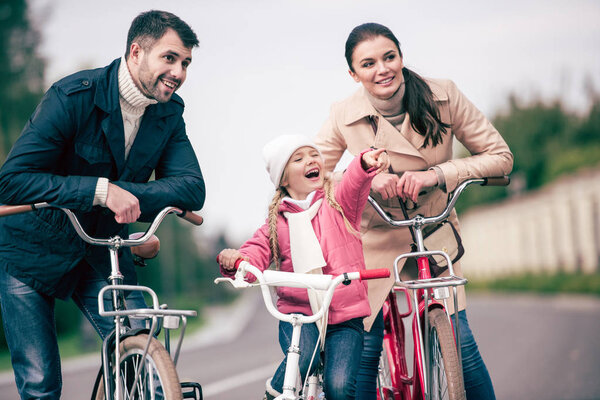 Счастливая семья с велосипедами
